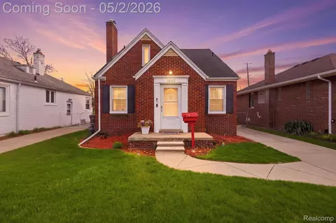 1857 Roslyn Rd, Grosse Pointe Woods, MI 48236