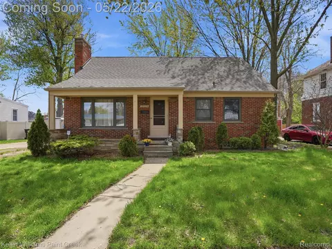 18048 Elizabeth St, Roseville, MI 48066