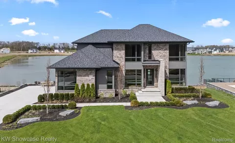 2559 Crystal Lake Dr, Commerce, MI 48382