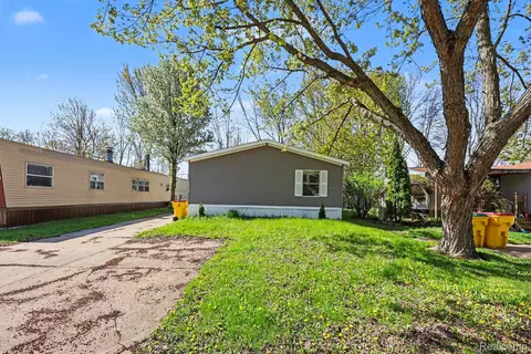 29656 Jamestown Dr, Chesterfield, MI 48051
