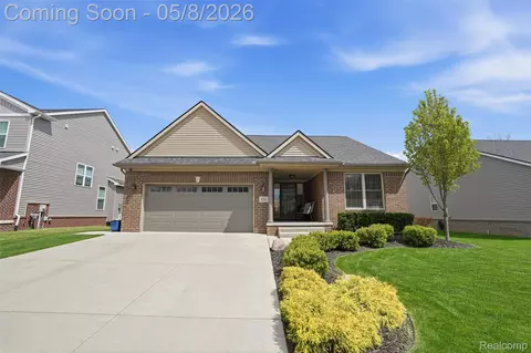 826 Kestrel Ct, South Lyon, MI 48178