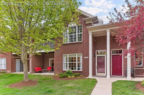 1637 Deepwood Cir, Rochester, MI 48307