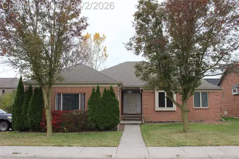 21130 Parkplace Ln, Clinton Township, MI 48036