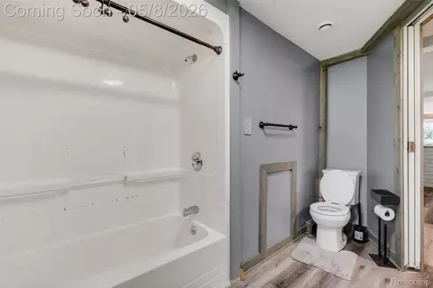 Bath - 29157 S Wesley Ave, Flat Rock, MI 48134 photo 2 of 6