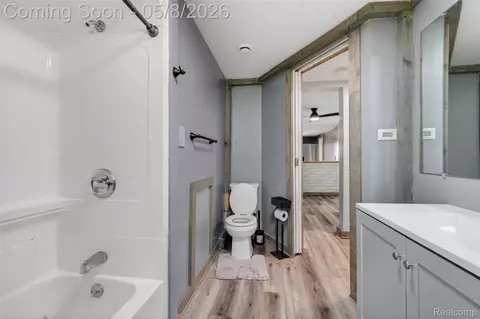 Bath - 29157 S Wesley Ave, Flat Rock, MI 48134 photo 3 of 6