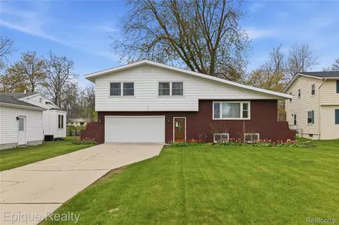 3127 W Woodland Dr, Port Huron, MI 48060