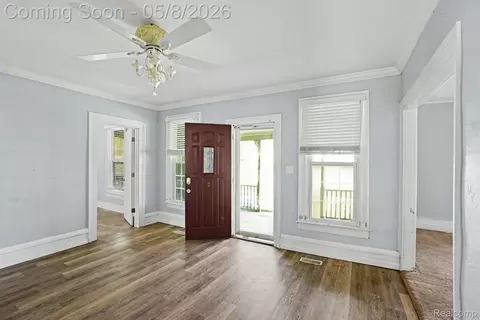 Living - 409 Fleming St, Howell, MI 48843 photo 2 of 4