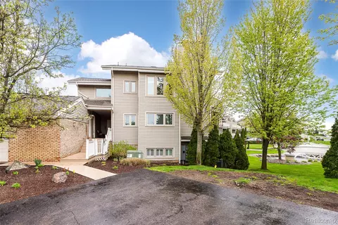 21100 Boulder Cir, Northville, MI 48167
