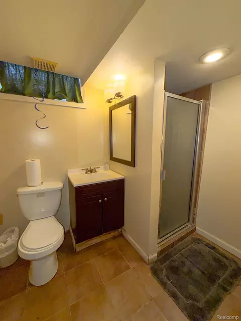 Bath - 16525 Ego Ave, Eastpointe, MI 48021 photo 1 of 5