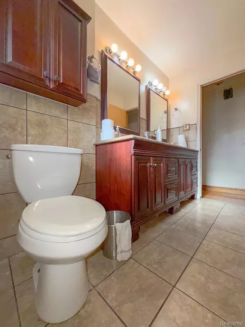 Bath - 16525 Ego Ave, Eastpointe, MI 48021 photo 3 of 5