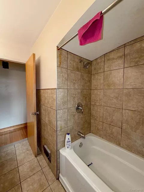 Bath - 16525 Ego Ave, Eastpointe, MI 48021 photo 4 of 5
