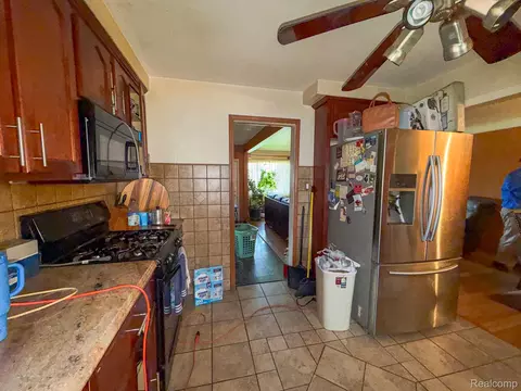 Kitchen - 16525 Ego Ave, Eastpointe, MI 48021 photo 2 of 4