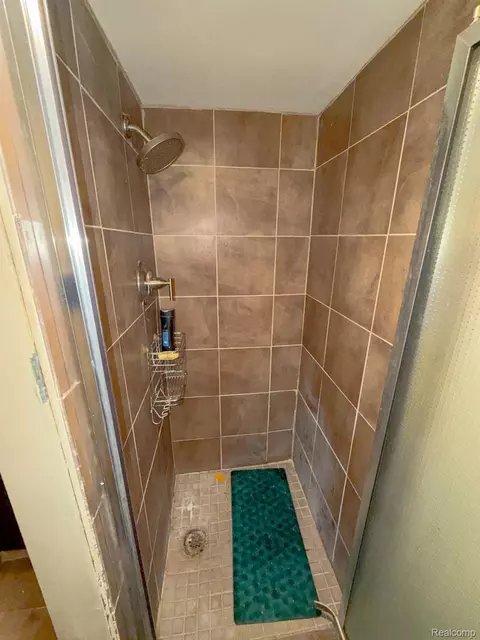 Bath - 16525 Ego Ave, Eastpointe, MI 48021 photo 2 of 5