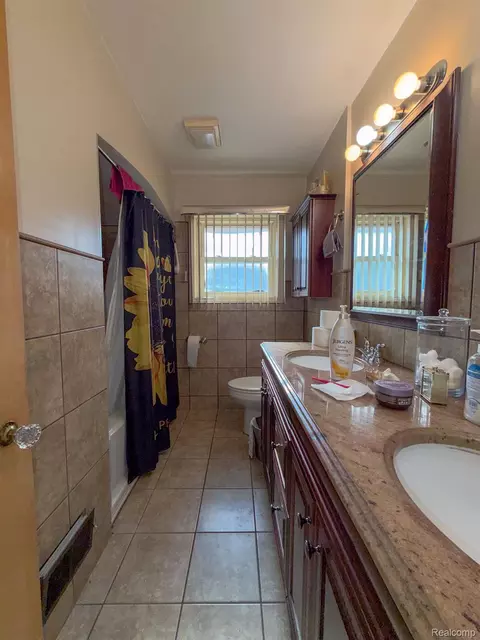 Bath - 16525 Ego Ave, Eastpointe, MI 48021 photo 5 of 5