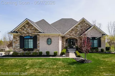 350 Golfside Dr, Oxford, MI 48371