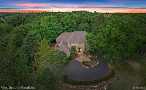 60 Kingsley Manor Dr, Bloomfield Hills, MI 48304