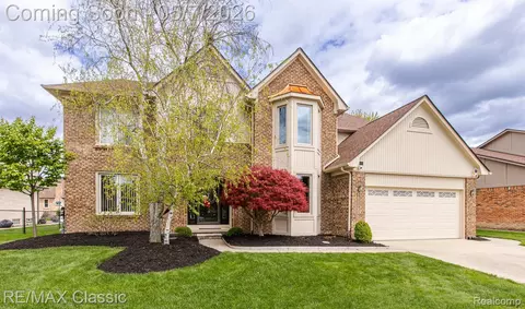 16497 Evelyn Dr, Macomb, MI 48042