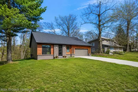 2404 Uplong St, West Bloomfield, MI 48324