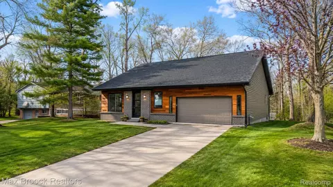 2404 Uplong St, West Bloomfield, MI 48324