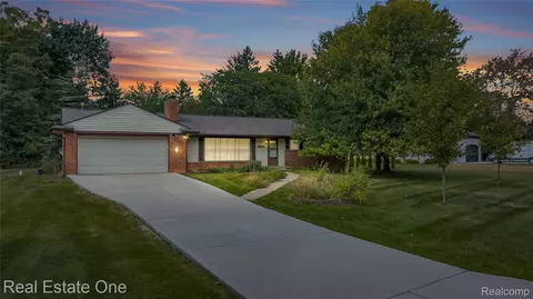 28423 Cumberland Dr, Farmington Hills, MI 48334