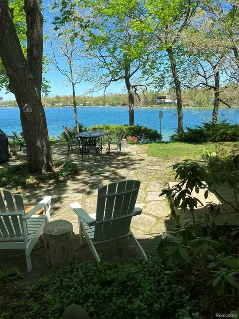 6610 Commerce Rd, West Bloomfield, MI 48324