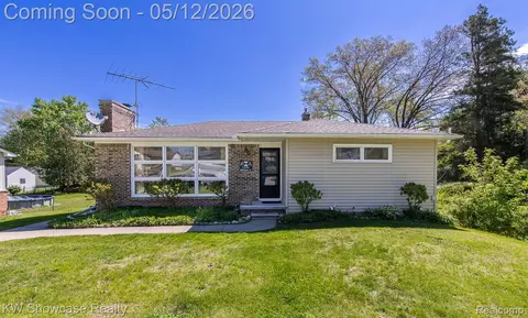 4344 Waterloo St, Waterford, MI 48329