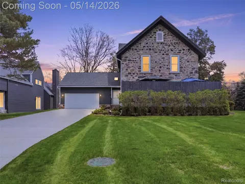 7475 Pinehurst Cir, Bloomfield Hills, MI 48301