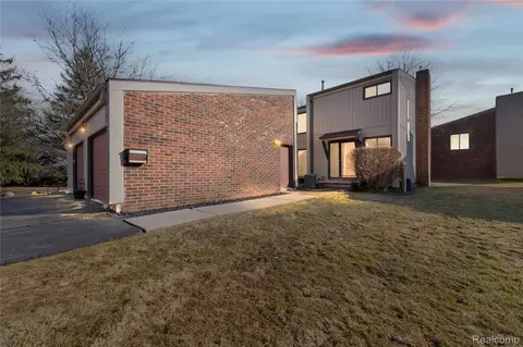 25033 Woodvale Dr N, Southfield, MI 48034