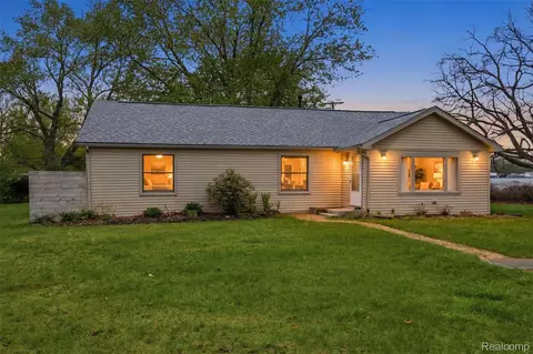 20052 Pine St, Brownstown, MI 48183