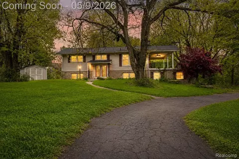 21411 Pontiac Trl, Lyon, MI 48178