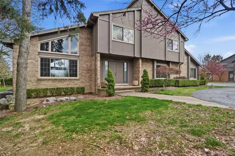 2084 Wabeek Hill Ct, Bloomfield Hills, MI 48302