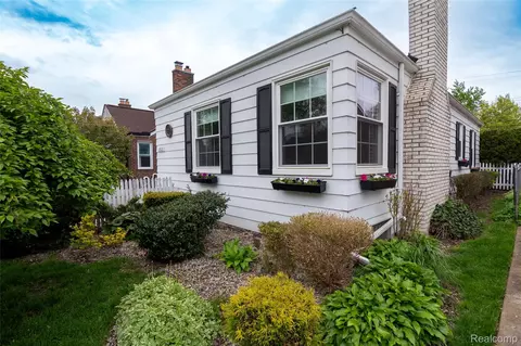 13113 Chestnut St, Southgate, MI 48195