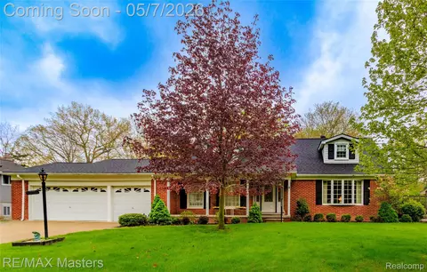 21879 Canterbury Ave, Grosse Ile, MI 48138