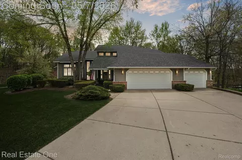 38967 Holsworth Ct, Farmington Hills, MI 48331