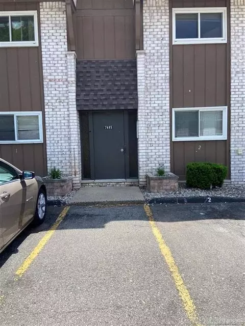 7485 Woodview St #3, Westland, MI 48185