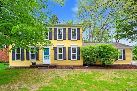 4923 Stamford Dr, West Bloomfield, MI 48323
