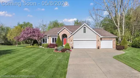 2243 Ridgemoor Ct, Burton, MI 48509