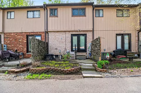 3120 N Summers Rd N, Keego Harbor, MI 48320