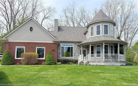 52762 S Weathervane Dr, Chesterfield, MI 48047