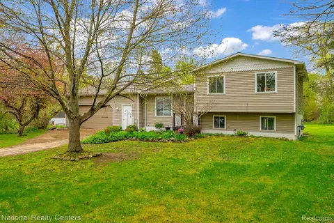 2230 Stonesthrow Dr, Oregon, MI 48446