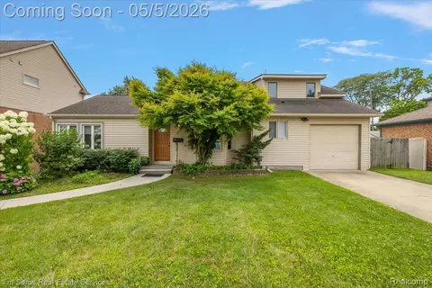22470 Wildwood St, Saint Clair Shores, MI 48081