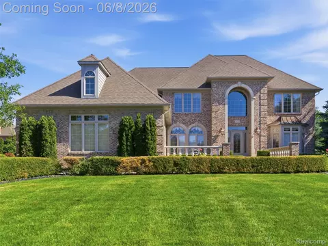 54150 Queensborough Dr, Shelby Township, MI 48315