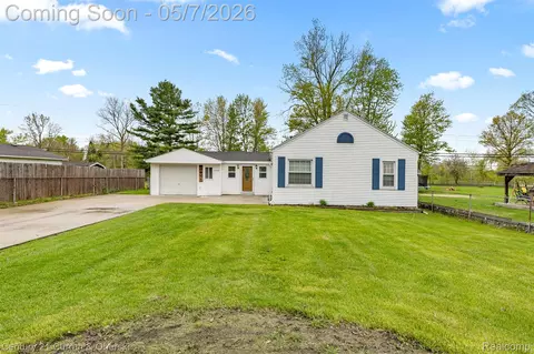 24628 Woodland Dr, Brownstown, MI 48134