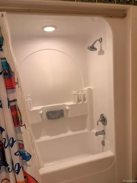 Bath - 6788 E Hoxie Rd, Solon, MI 49621 photo 11 of 14