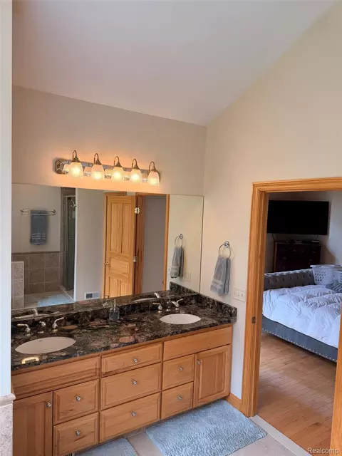 Bath - 6788 E Hoxie Rd, Solon, MI 49621 photo 2 of 14