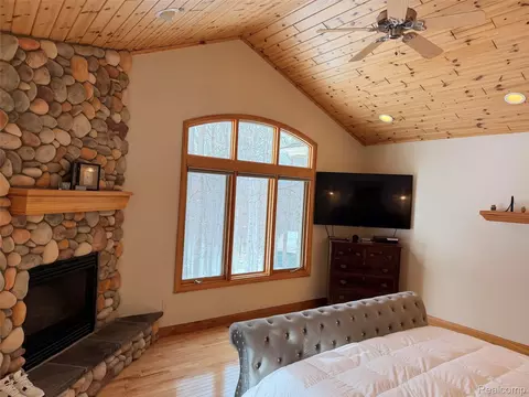 Bedroom - 6788 E Hoxie Rd, Solon, MI 49621 photo 5 of 14