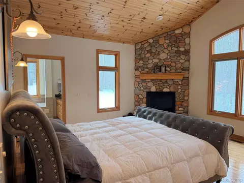 Bedroom - 6788 E Hoxie Rd, Solon, MI 49621 photo 3 of 14