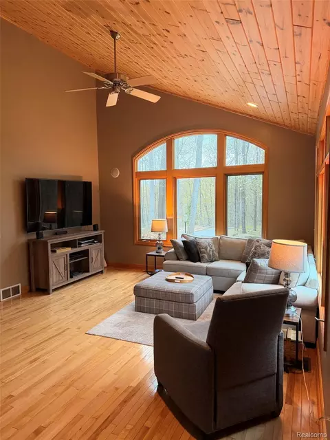 Living - 6788 E Hoxie Rd, Solon, MI 49621 photo 2 of 4