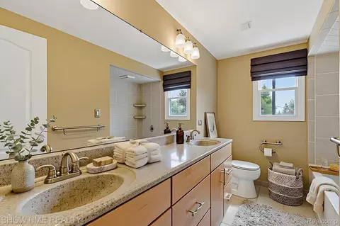 Bath - 45466 Keding St, Utica, MI 48317 photo 3 of 3