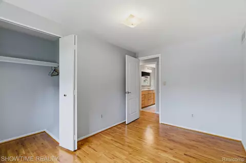 Bedroom - 45466 Keding St, Utica, MI 48317 photo 5 of 8